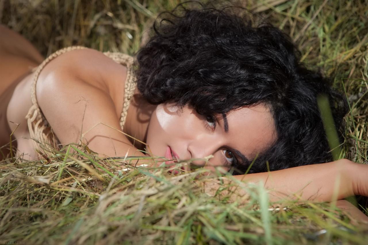 20P La hermosa joven Pammie Lee muestra sus increíbles tetas grandes y posa en el heno