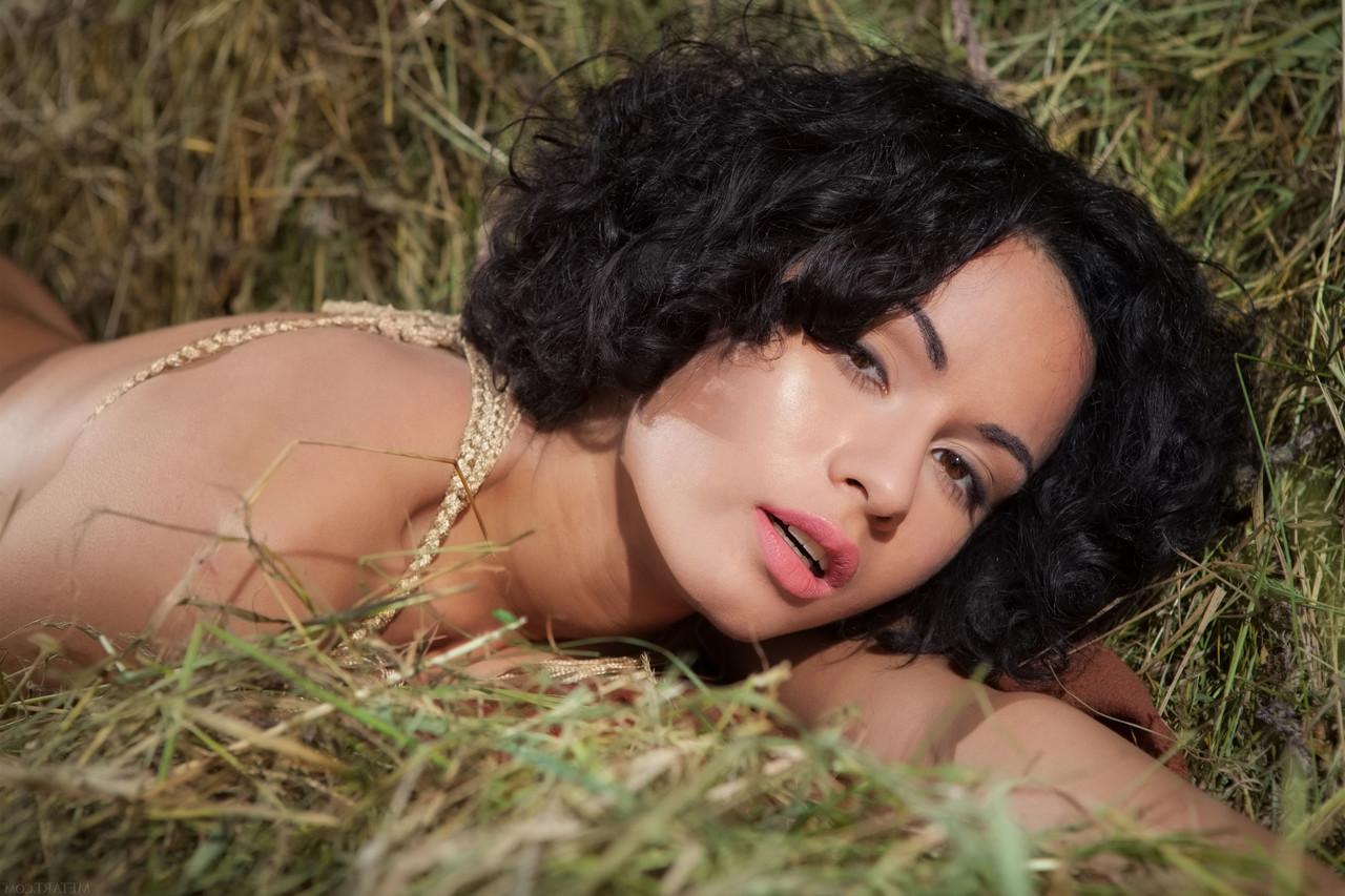 20P La hermosa joven Pammie Lee muestra sus increíbles tetas grandes y posa en el heno