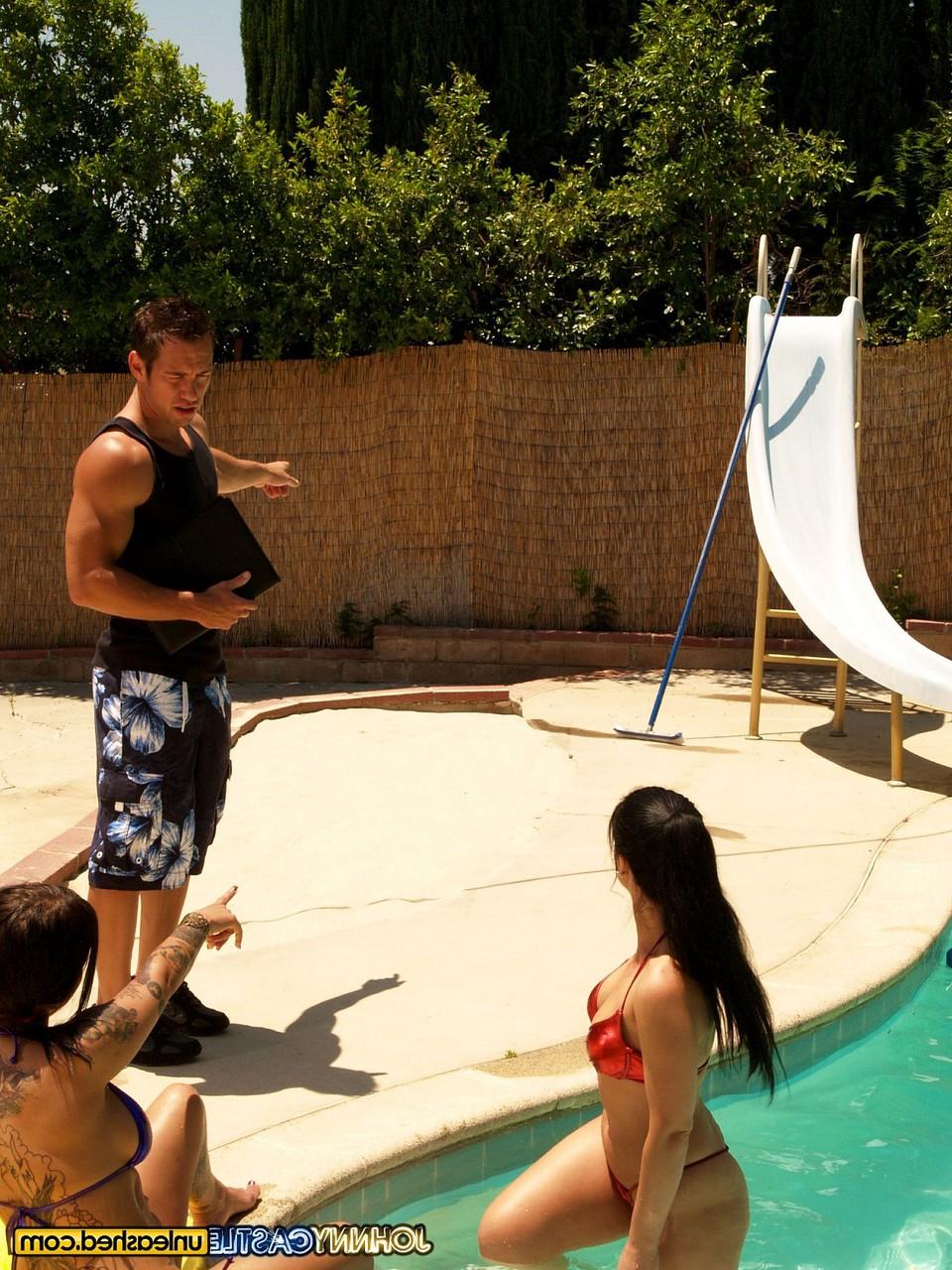 17P Deux filles sexy, Luscious Lopez et Regan Reese, partagent une bite en plein air près de la piscine.
