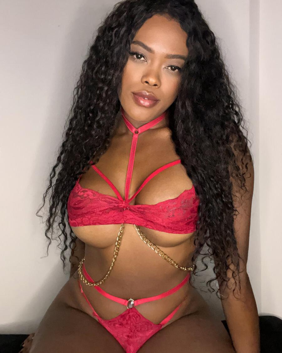 20P Exótica ébano Latina Luana exibindo suas curvas matadoras em sua lingerie