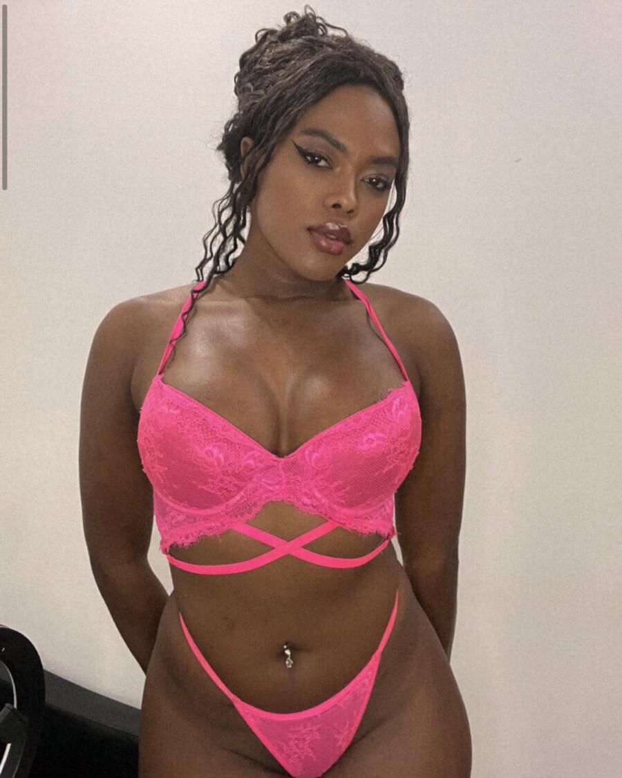 20P Exótica ébano Latina Luana exibindo suas curvas matadoras em sua lingerie