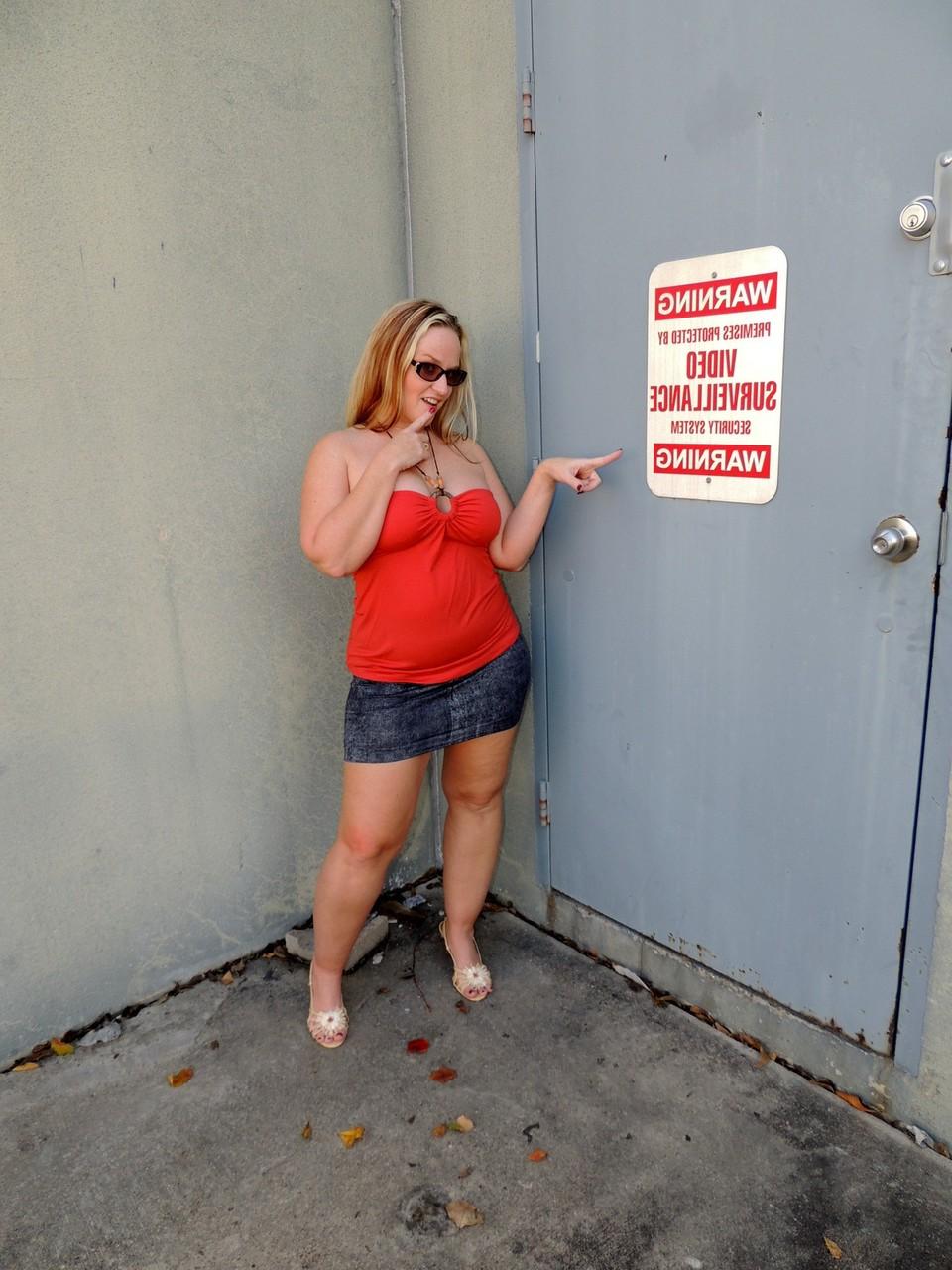 17P Dee Siren, une amatrice blonde, montre son gros cul avant de se masturber et de pisser.