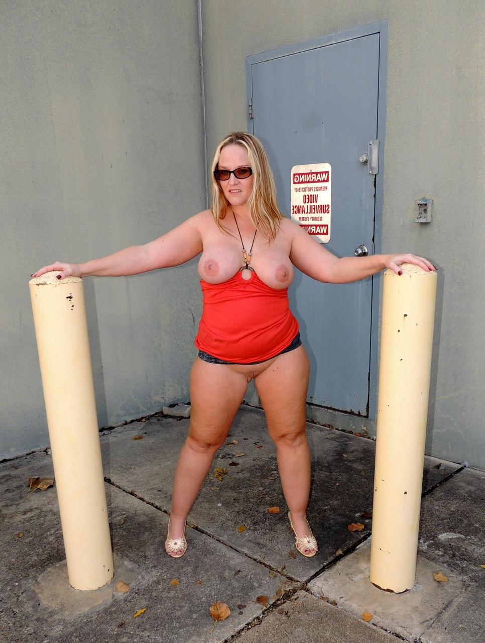 17P Dee Siren, une amatrice blonde, montre son gros cul avant de se masturber et de pisser.