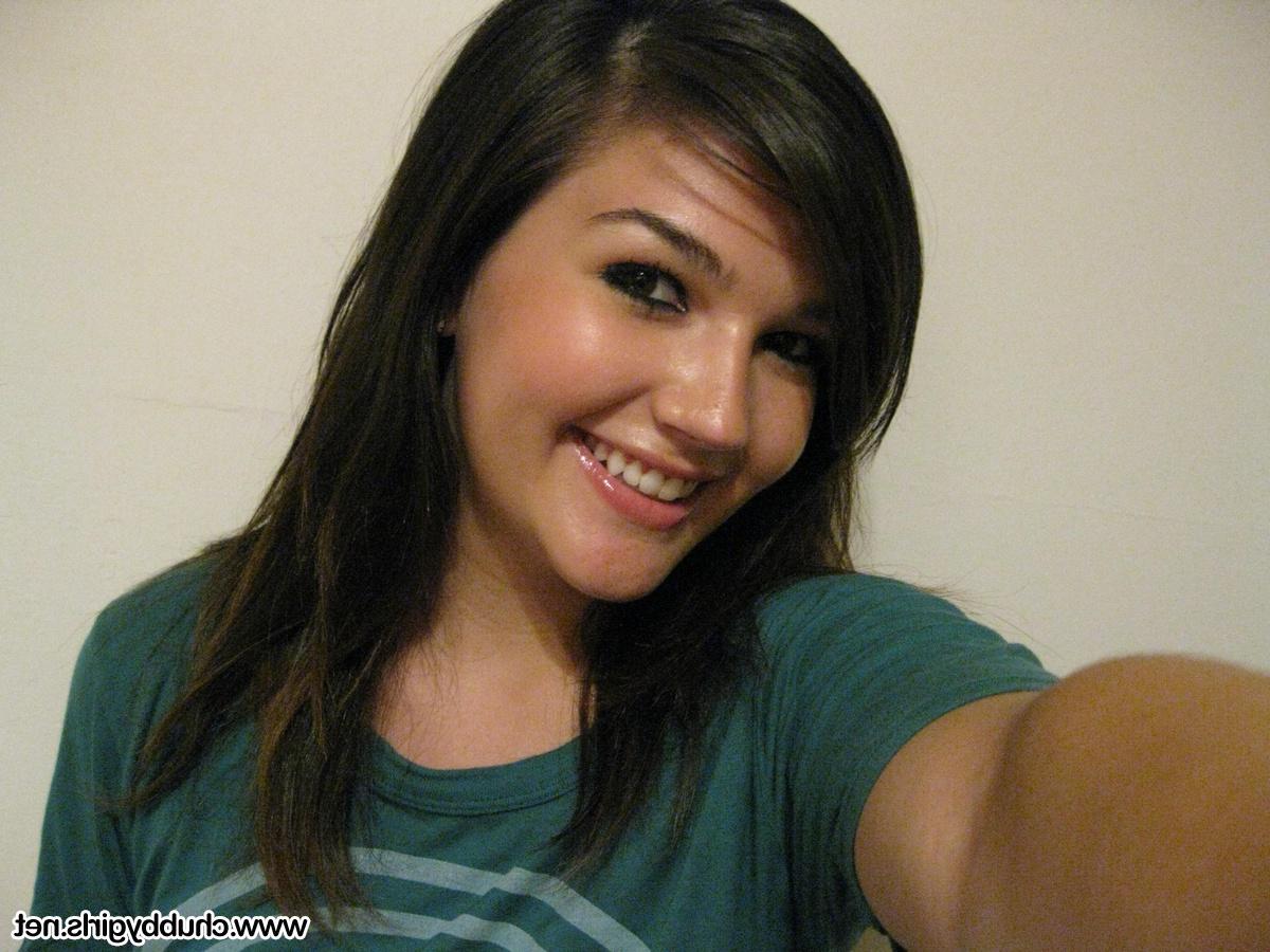 16P Cutie Veronica tira uma foto de seus lindos peitos grandes e bunda redonda firme