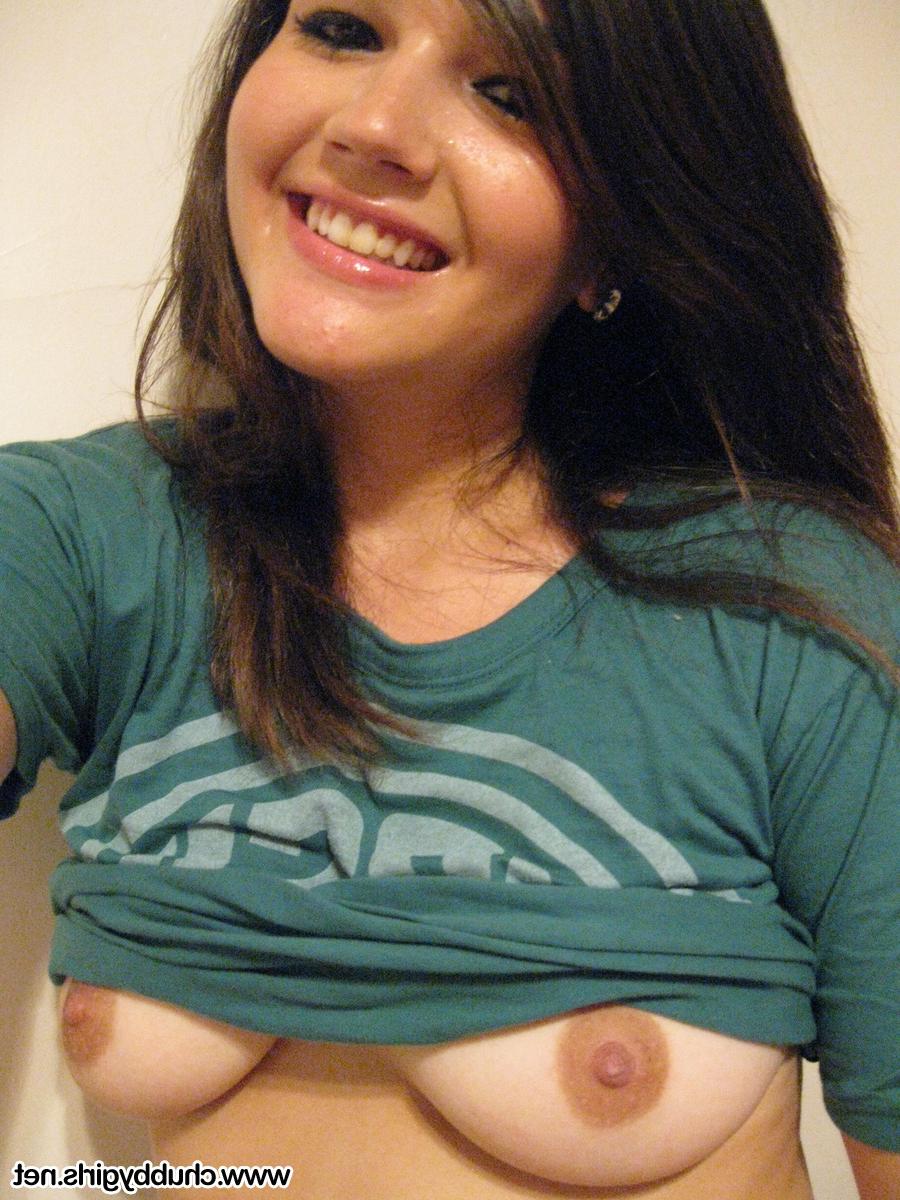 16P Cutie Veronica tira uma foto de seus lindos peitos grandes e bunda redonda firme