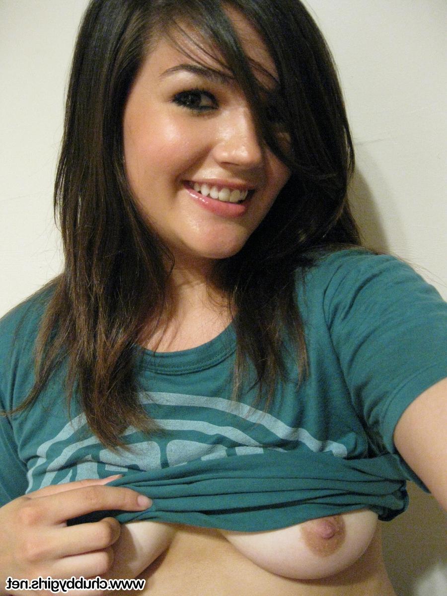 16P Cutie Veronica tira uma foto de seus lindos peitos grandes e bunda redonda firme