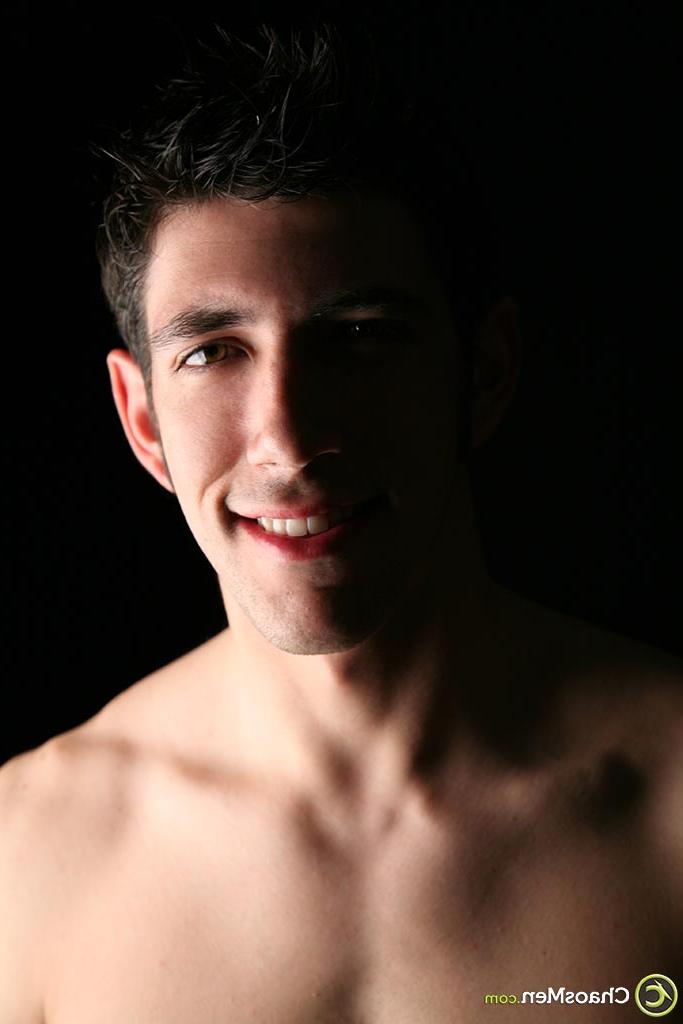 20P Maverick, grand latino gay, expose son corps élancé et sa bite raide.