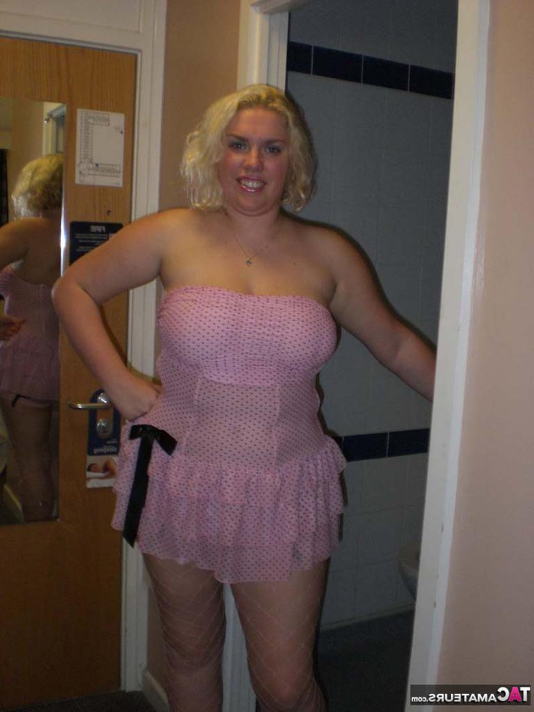 16P La rubia Barby tiene sexo en la cama con zapatos de tacón