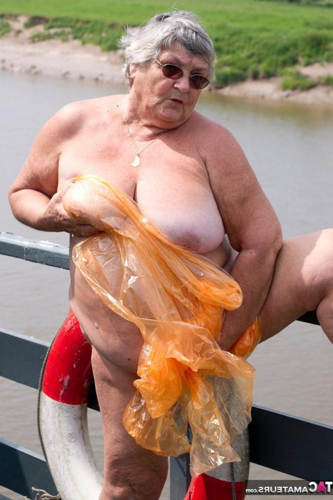 20P A obesa amadora britânica Vovó Libby tira uma capa de chuva transparente
