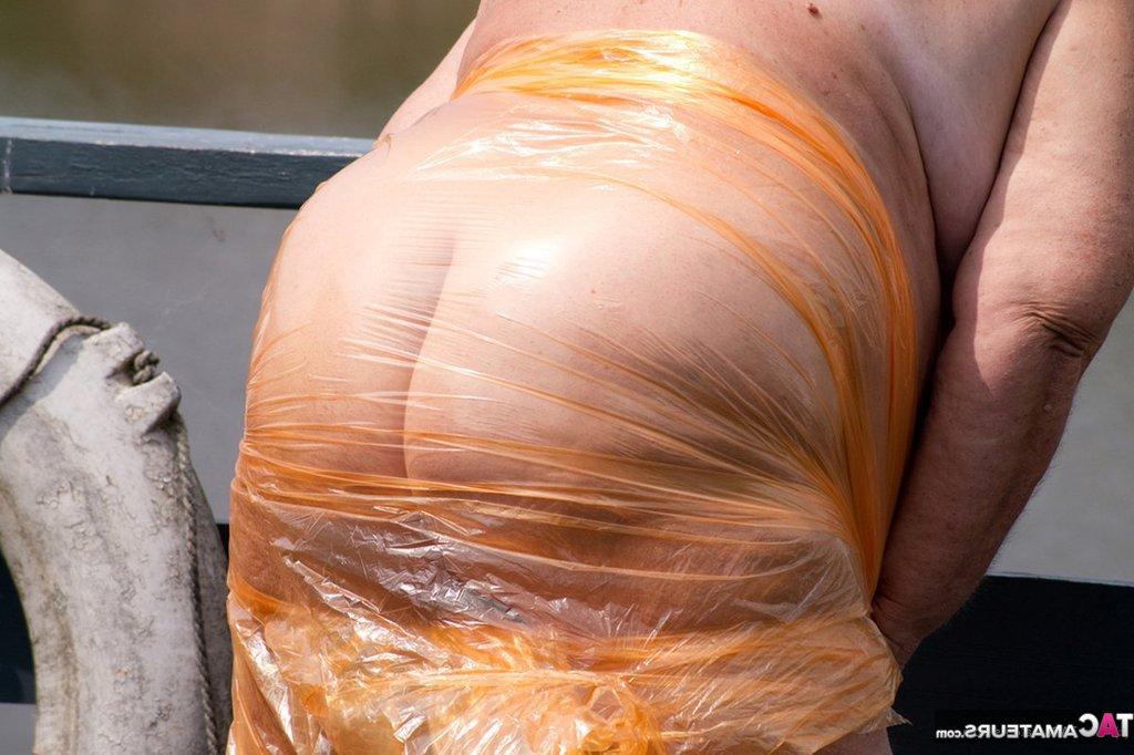20P A obesa amadora britânica Vovó Libby tira uma capa de chuva transparente