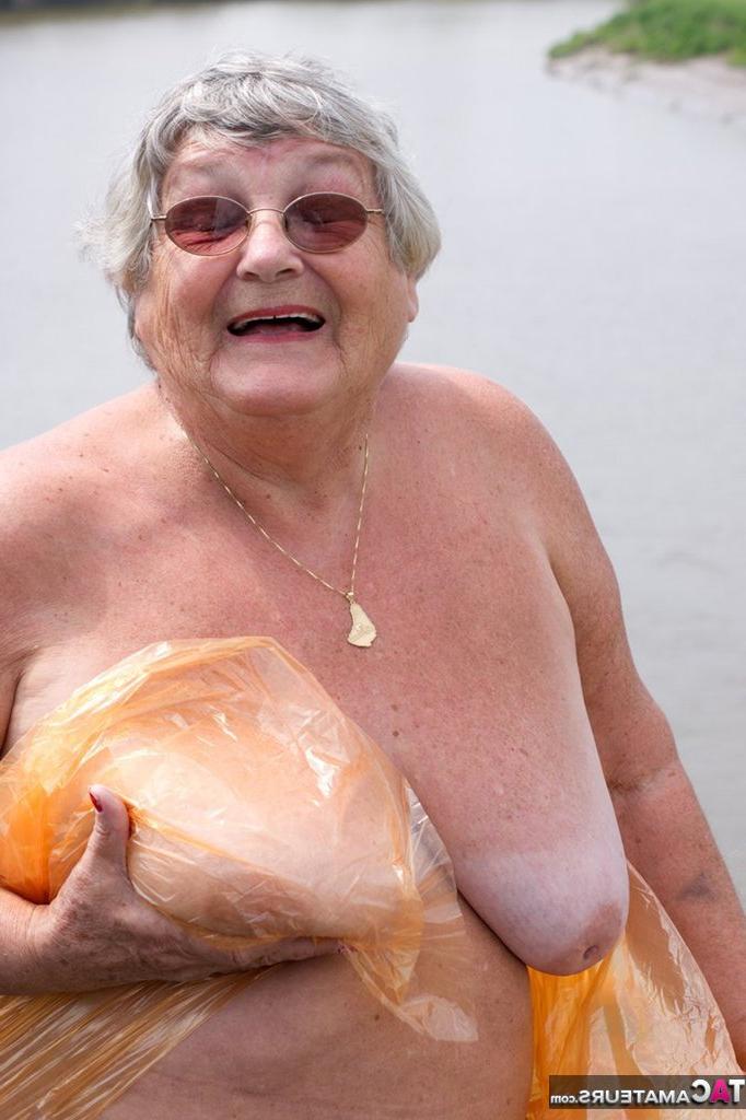 20P A obesa amadora britânica Vovó Libby tira uma capa de chuva transparente