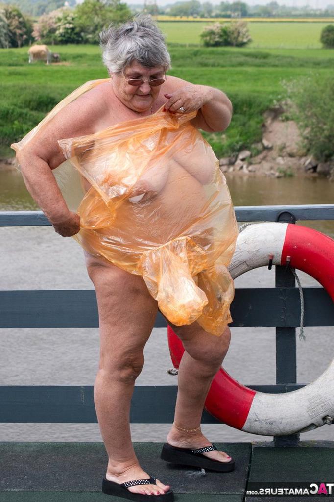 20P A obesa amadora britânica Vovó Libby tira uma capa de chuva transparente