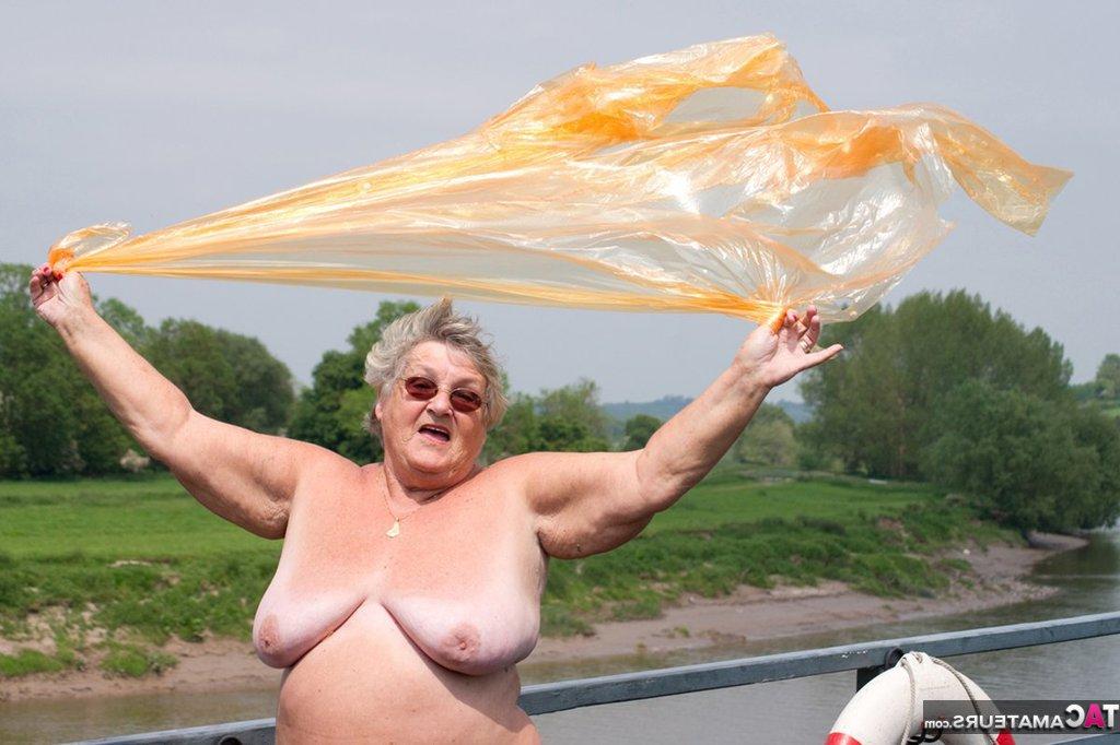 20P A obesa amadora britânica Vovó Libby tira uma capa de chuva transparente