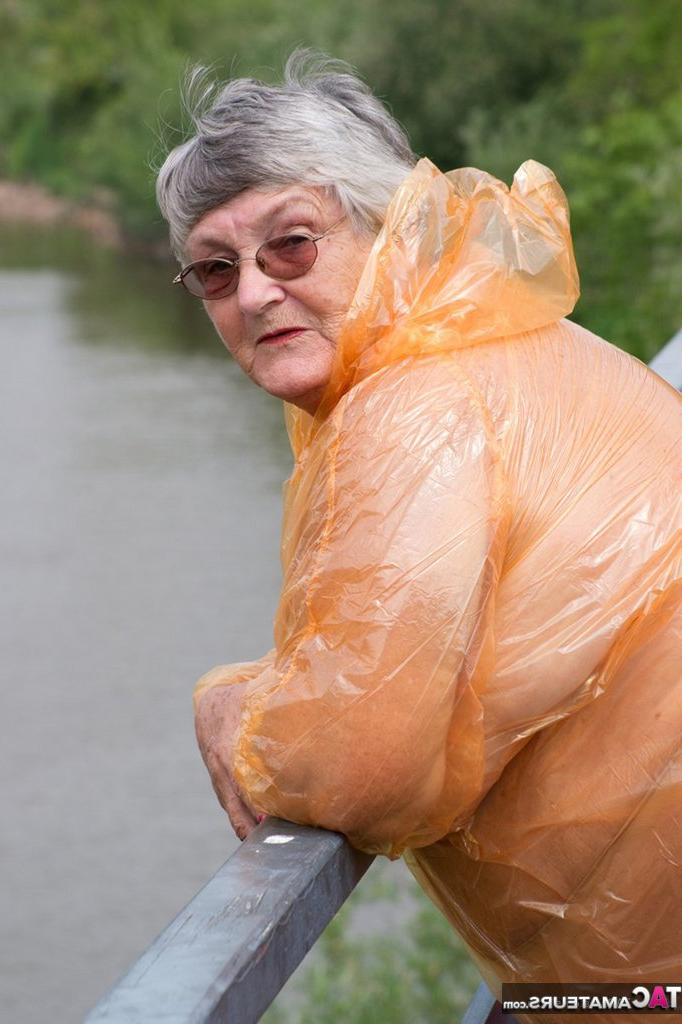 20P A obesa amadora britânica Vovó Libby tira uma capa de chuva transparente