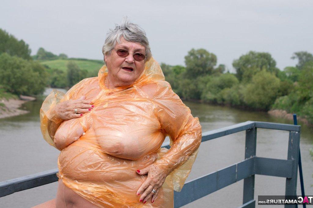 20P A obesa amadora britânica Vovó Libby tira uma capa de chuva transparente