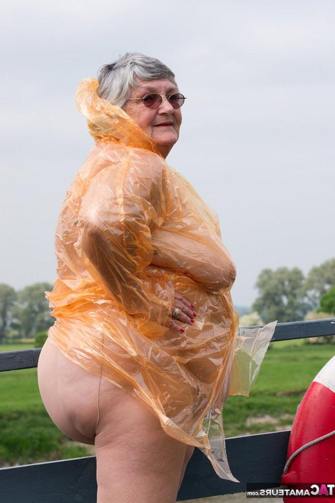 20P A obesa amadora britânica Vovó Libby tira uma capa de chuva transparente
