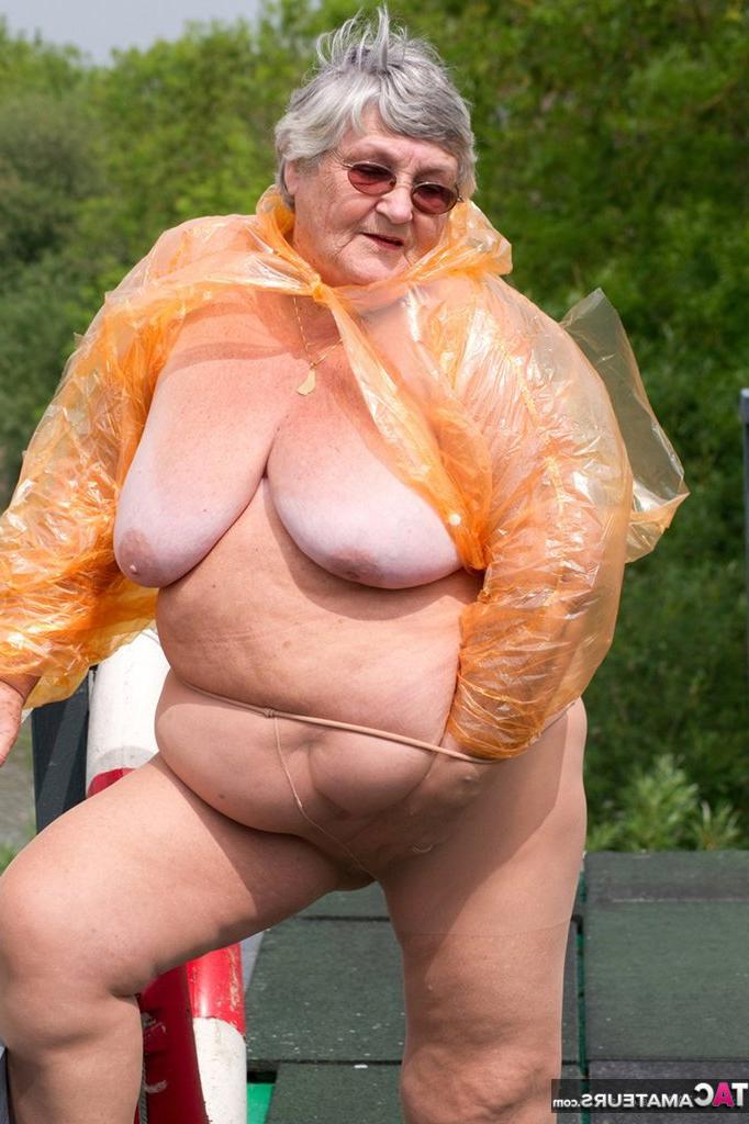 20P A obesa amadora britânica Vovó Libby tira uma capa de chuva transparente