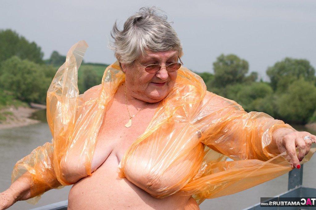20P A obesa amadora britânica Vovó Libby tira uma capa de chuva transparente