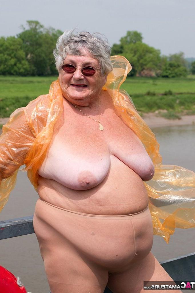 20P A obesa amadora britânica Vovó Libby tira uma capa de chuva transparente