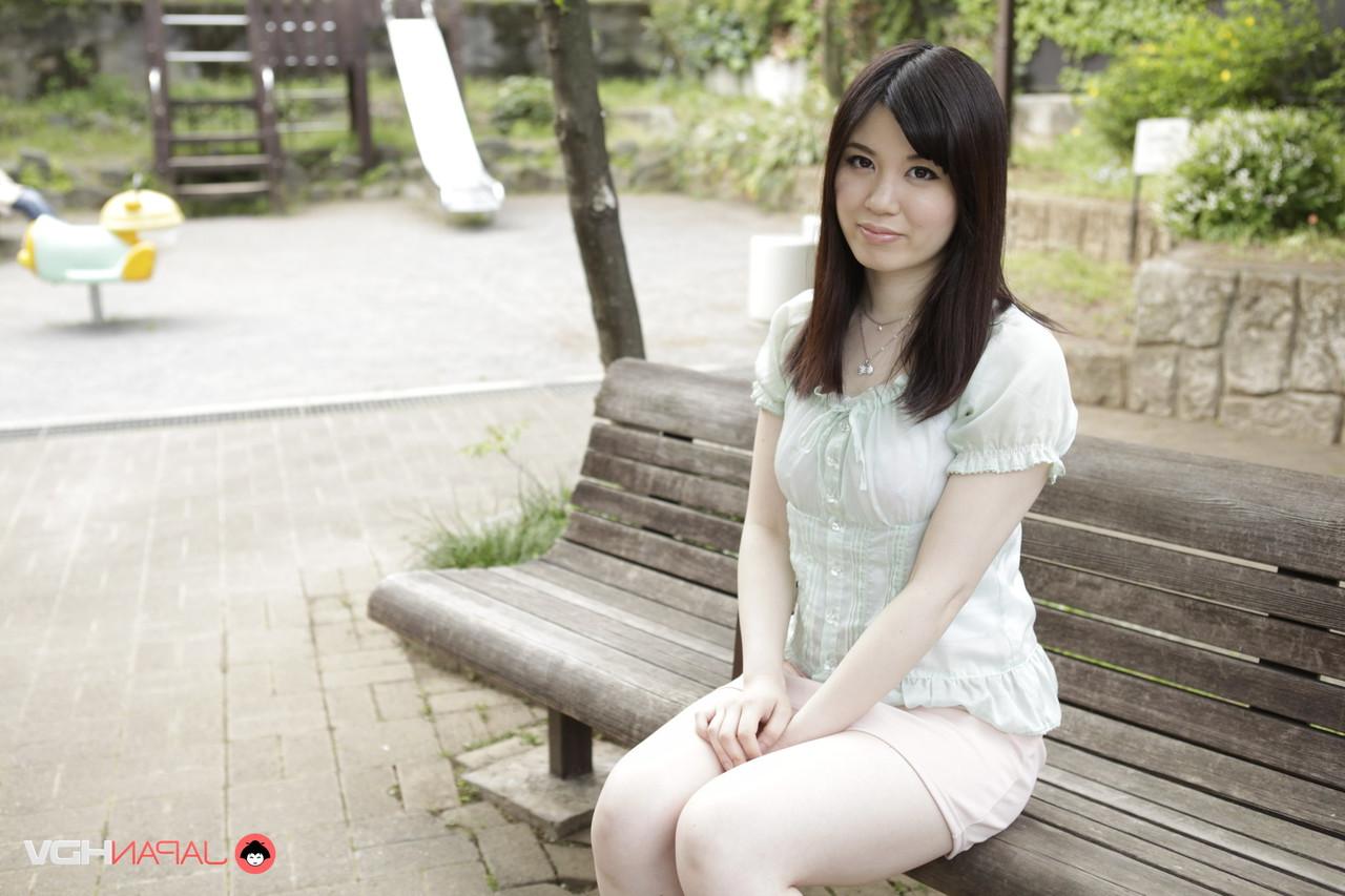 20P A esposa traidora Madoka Araki sopra outro homem e o deixa brincar com os peitos dela