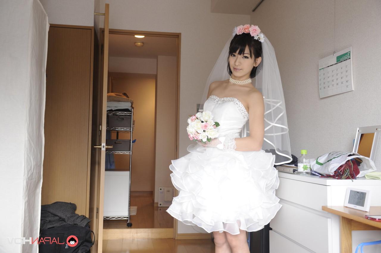 15P A linda noiva japonesa Ruri Narumiya tira o vestido de noiva para posar nua