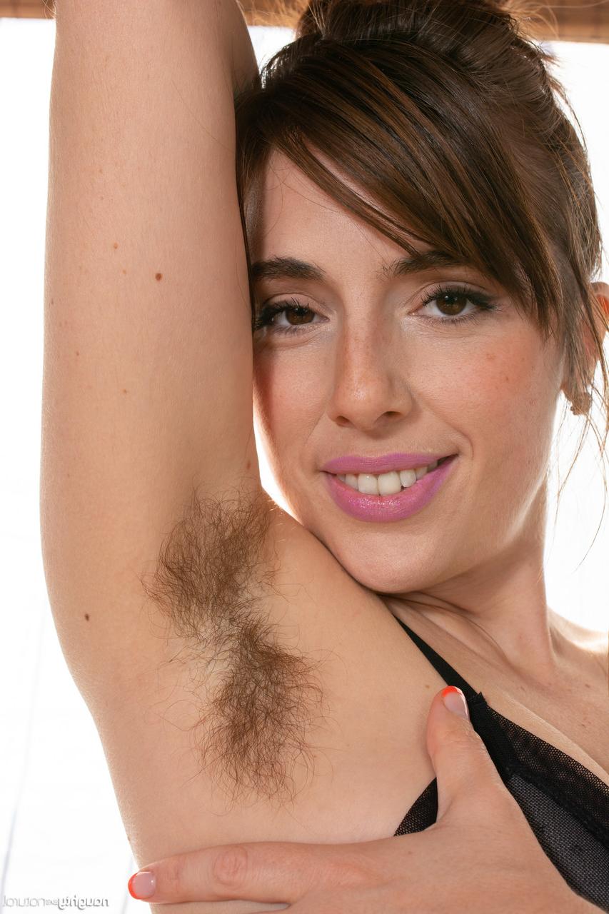 20P Mulher amadora com axilas peludas Simone Delilah revela seu molusco espesso