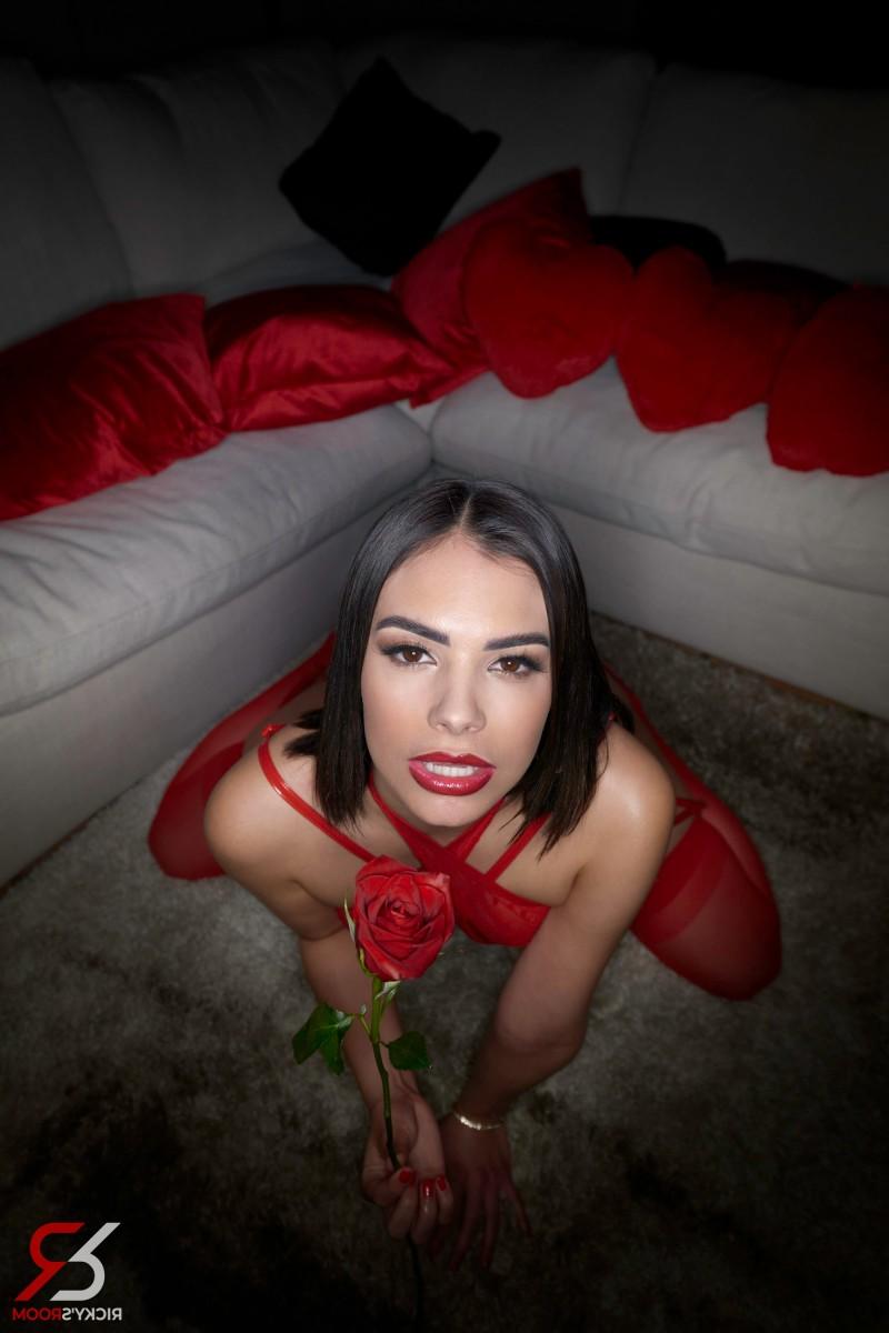 20P A garota latina gostosa Violet Starr lambe uma rosa vermelha em lingerie vermelha e meia-calça