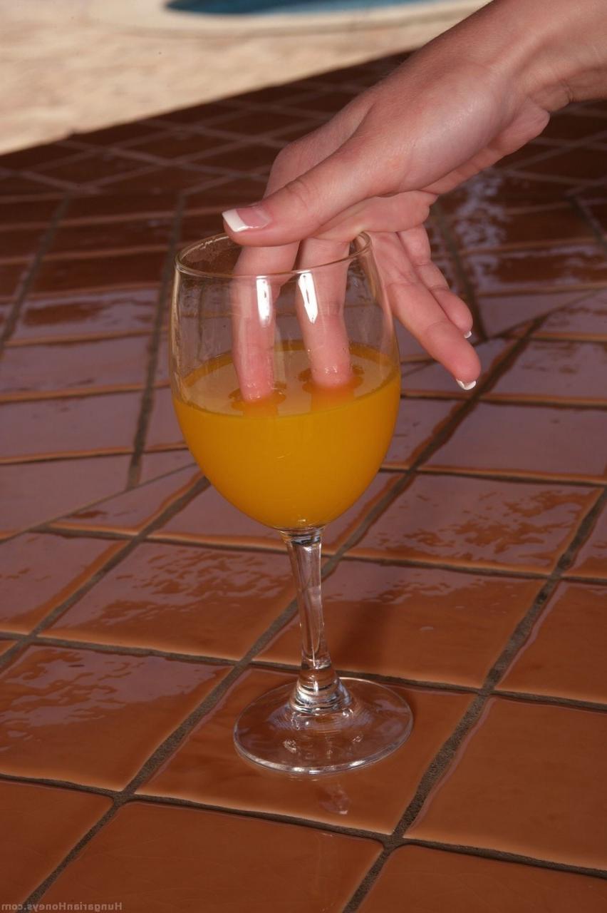 20P A gata tcheca Karolina King tira a roupa antes de brincar com seus peitos grandes e buceta