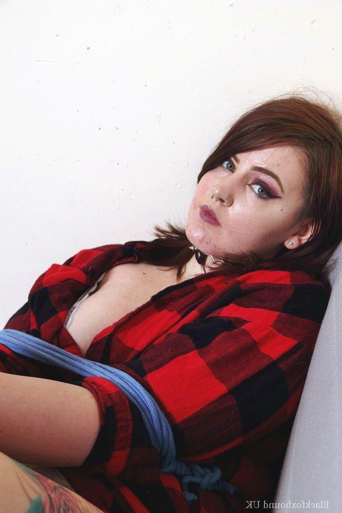 16P A gordinha Luna La Roux é amordaçada enquanto amarrada em um futon