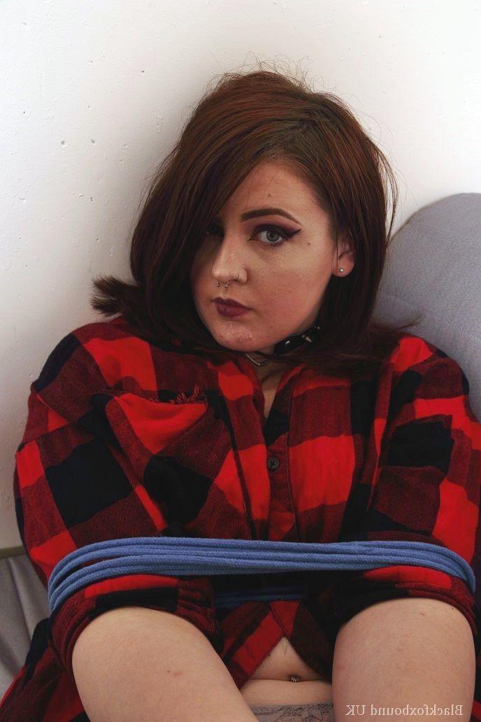 16P A gordinha Luna La Roux é amordaçada enquanto amarrada em um futon