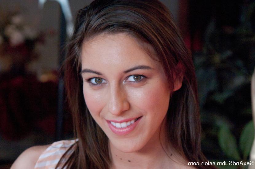 14P Une brune gicle pendant un sexe de bondage extrême sur un lit