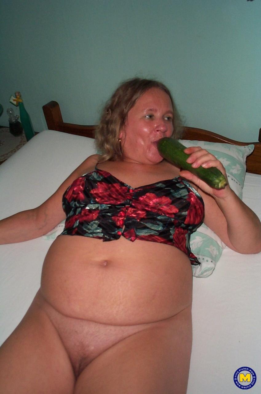 20P Diny gorda e madura esfrega seu castor com um pepino enorme na cadeira
