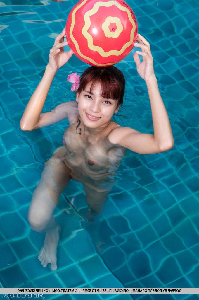18P O adolescente magro Oopeve fica completamente nu enquanto brinca em uma piscina