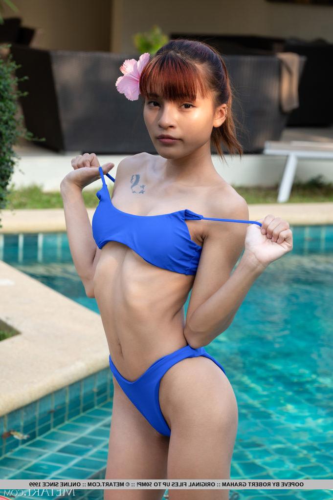18P O adolescente magro Oopeve fica completamente nu enquanto brinca em uma piscina