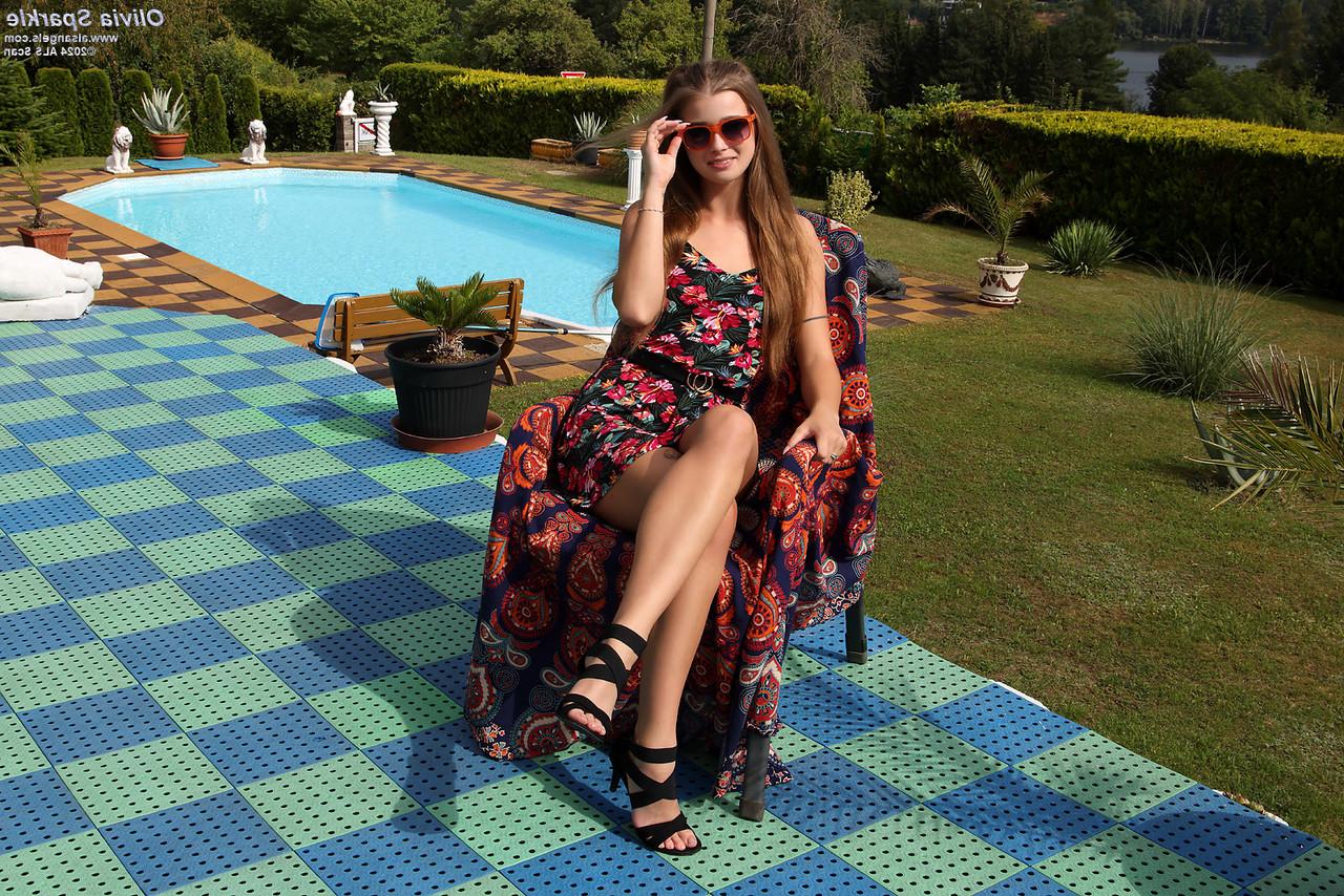 15P La joven caliente Olivia Sparkle se mete un consolador de cristal en su bonito coño en un patio