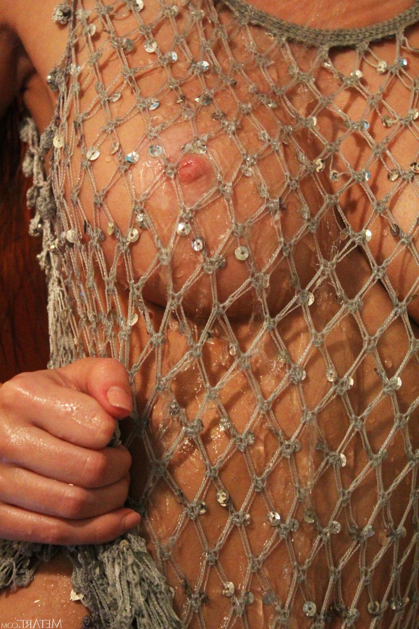 20P La joven morena holly haim se desnuda y se lava las grandes tetas en la ducha