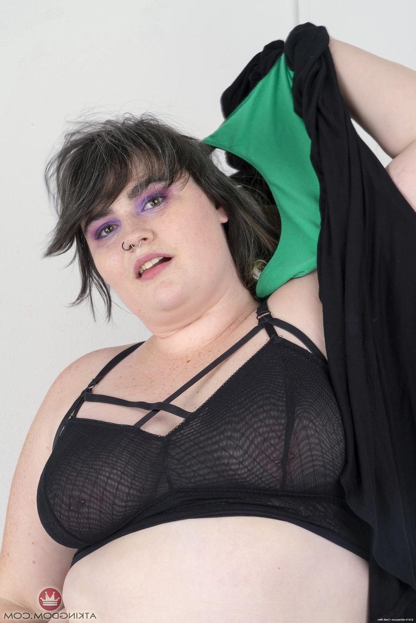 20P Amadora gorda Cece Lachey mostra sua bunda grande e esfrega sua buceta peluda