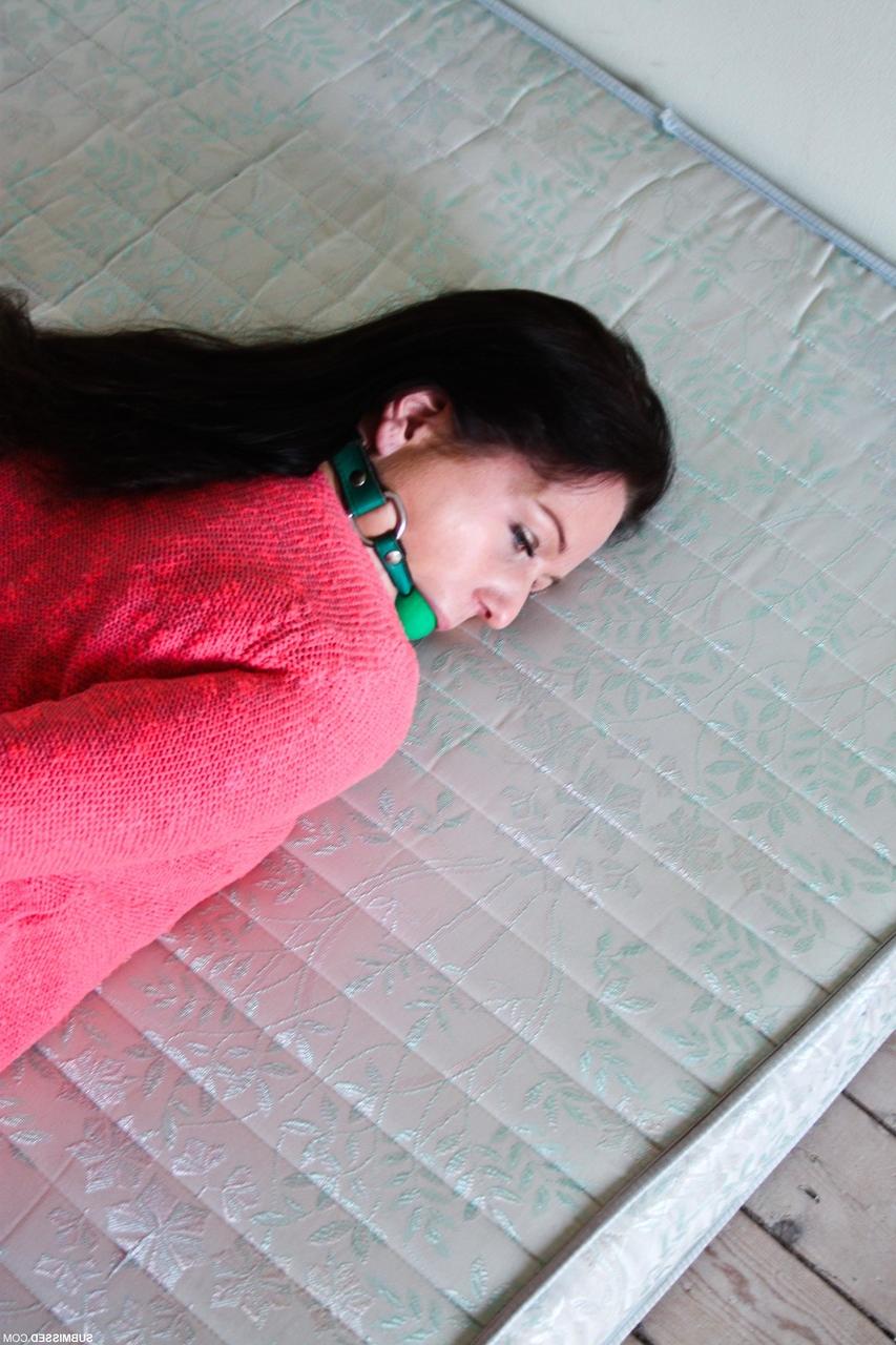 17P La sub femenina completamente vestida Lena hog atada y amordazada con botas de tacón alto