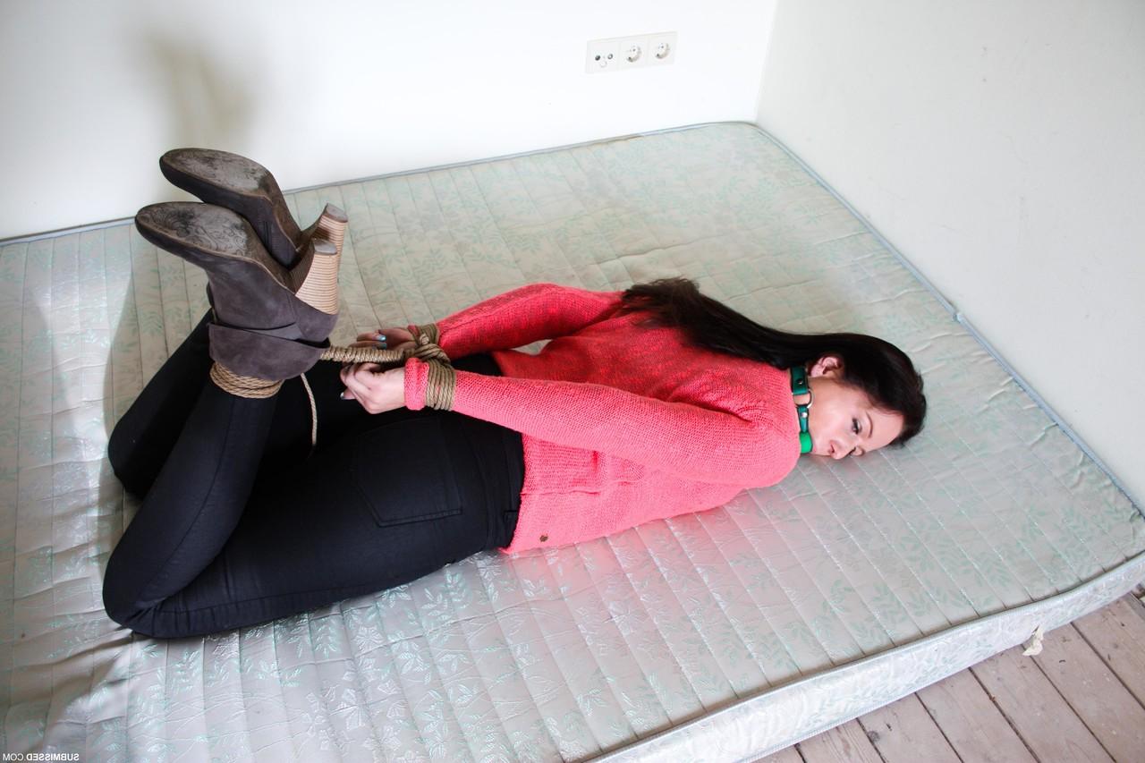 17P La sub femenina completamente vestida Lena hog atada y amordazada con botas de tacón alto