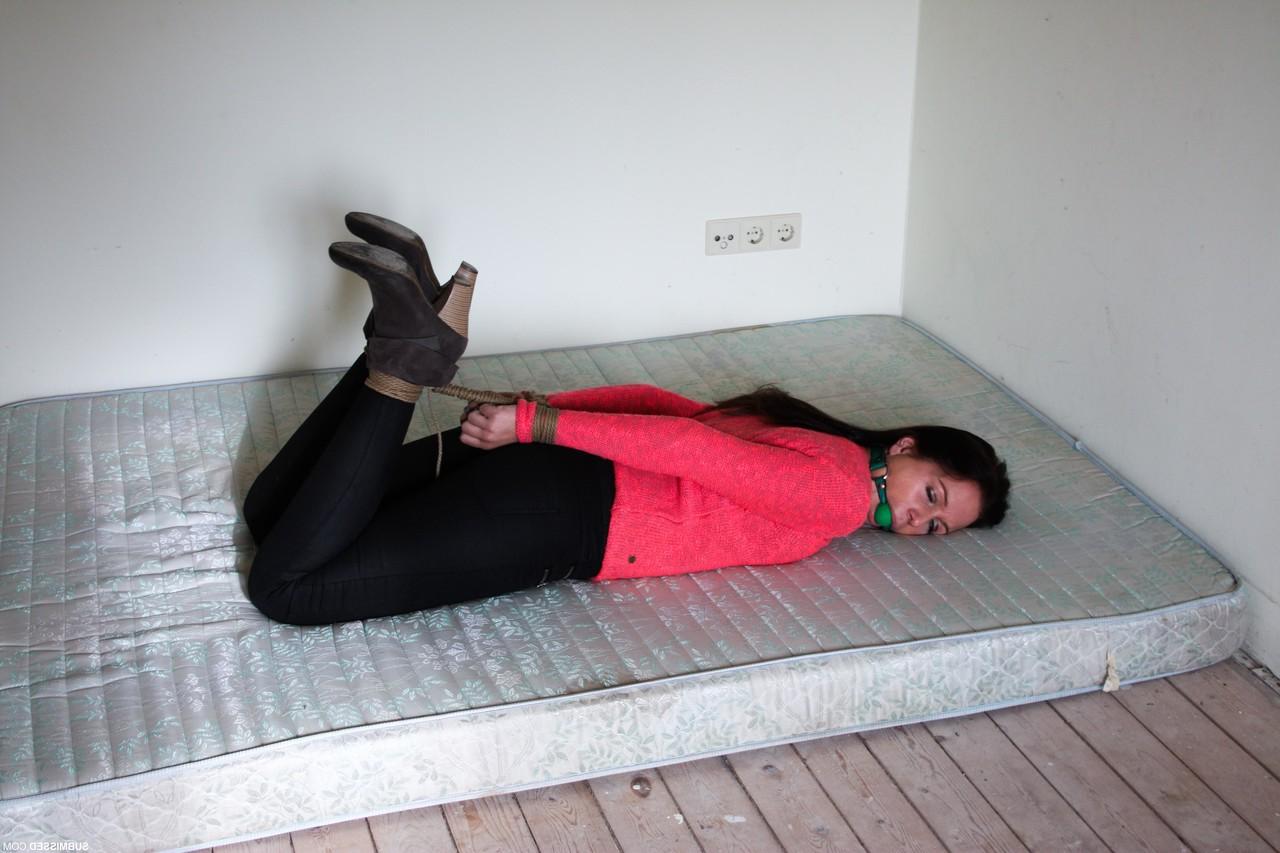 17P La sub femenina completamente vestida Lena hog atada y amordazada con botas de tacón alto