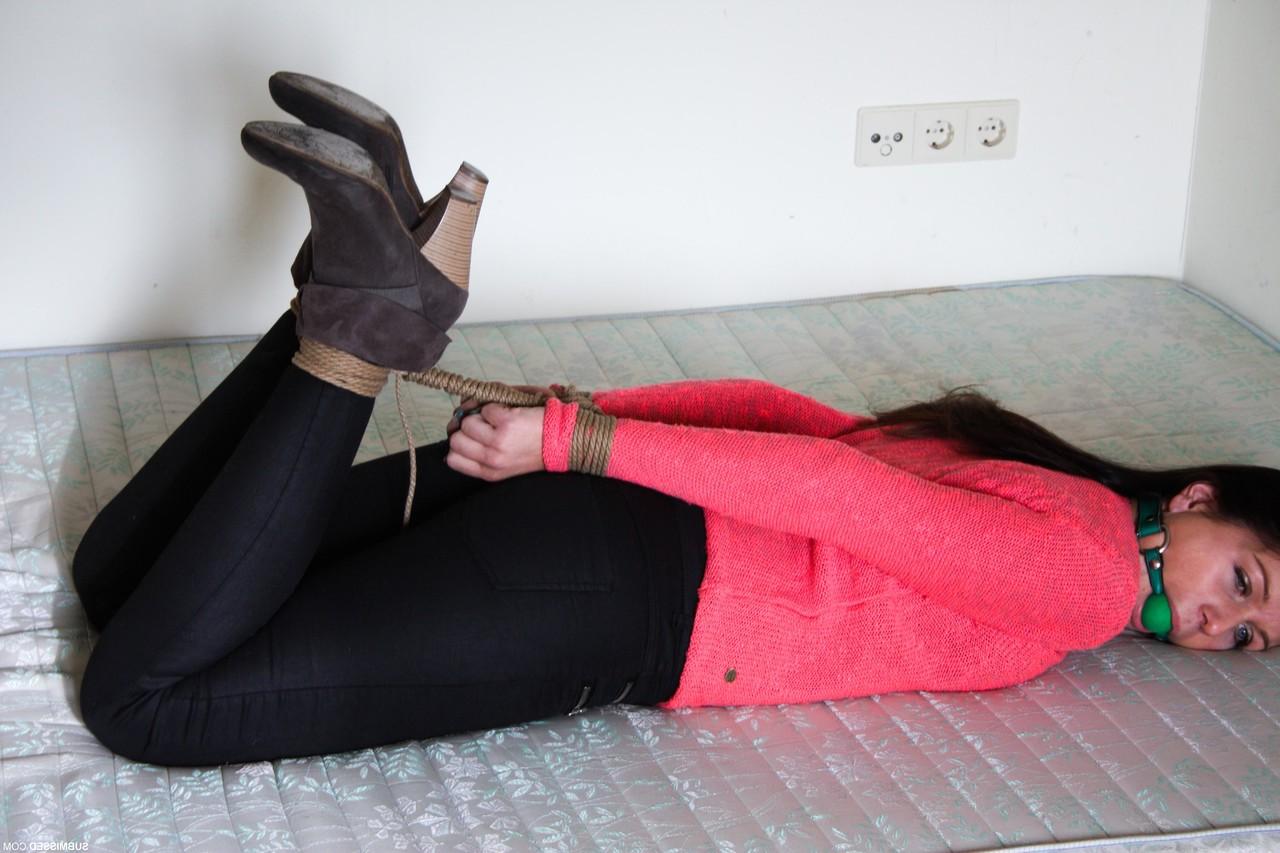 17P La sub femenina completamente vestida Lena hog atada y amordazada con botas de tacón alto