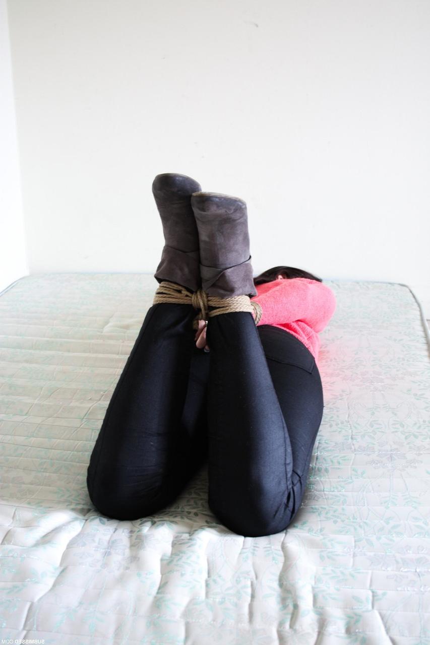 17P La sub femenina completamente vestida Lena hog atada y amordazada con botas de tacón alto