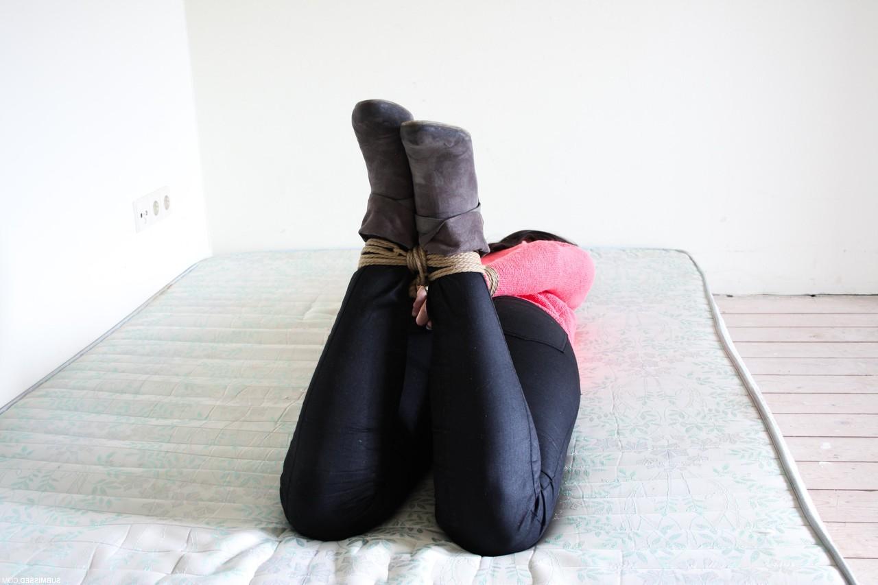 17P La sub femenina completamente vestida Lena hog atada y amordazada con botas de tacón alto