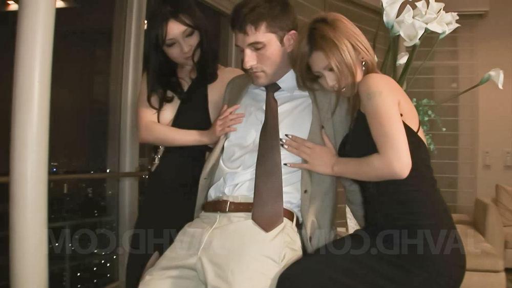 12P Sakura Kiryu et sa copine japonaise sucent une bite ensemble