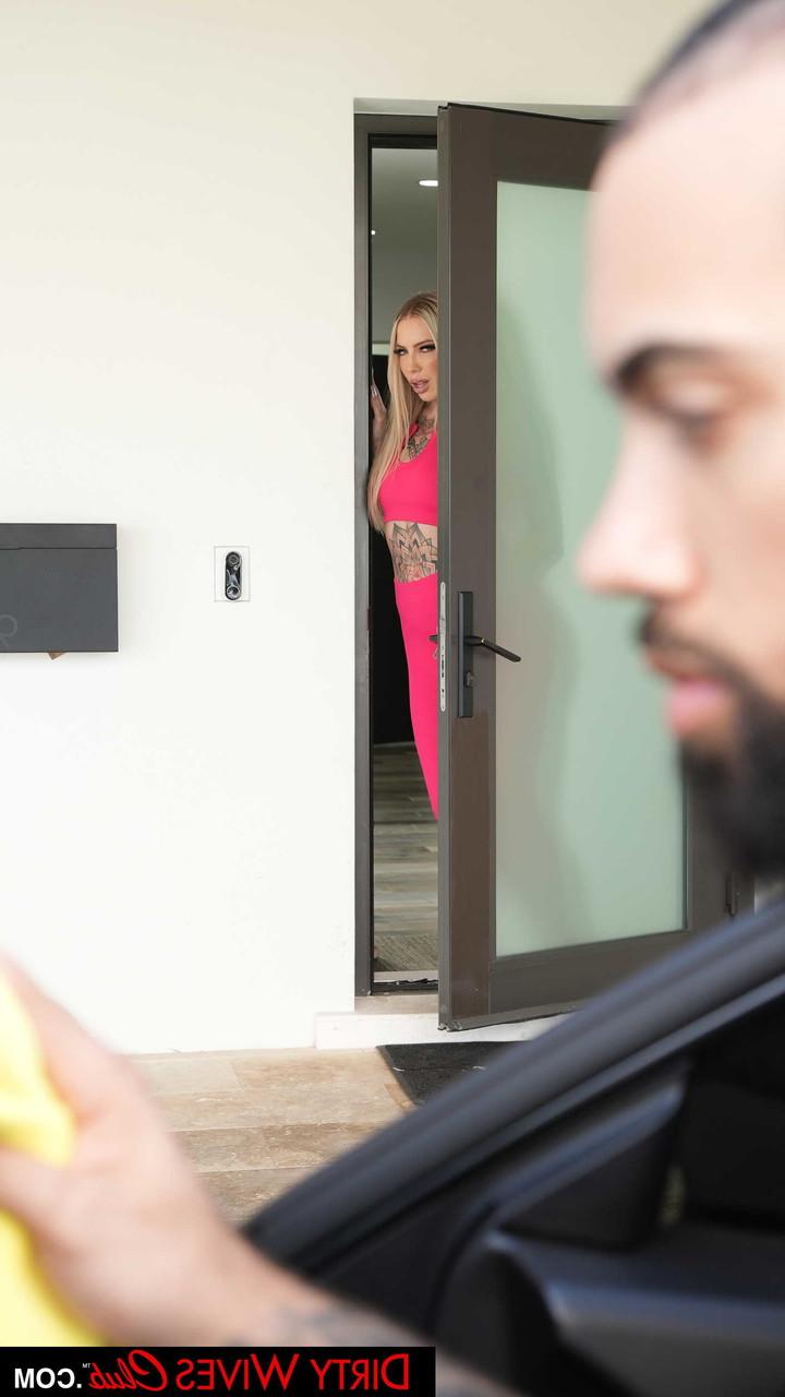 20P A estrela pornográfica com tinta Cassidy Luxe recebe seu fragmento fodido e creampied por uma BBC
