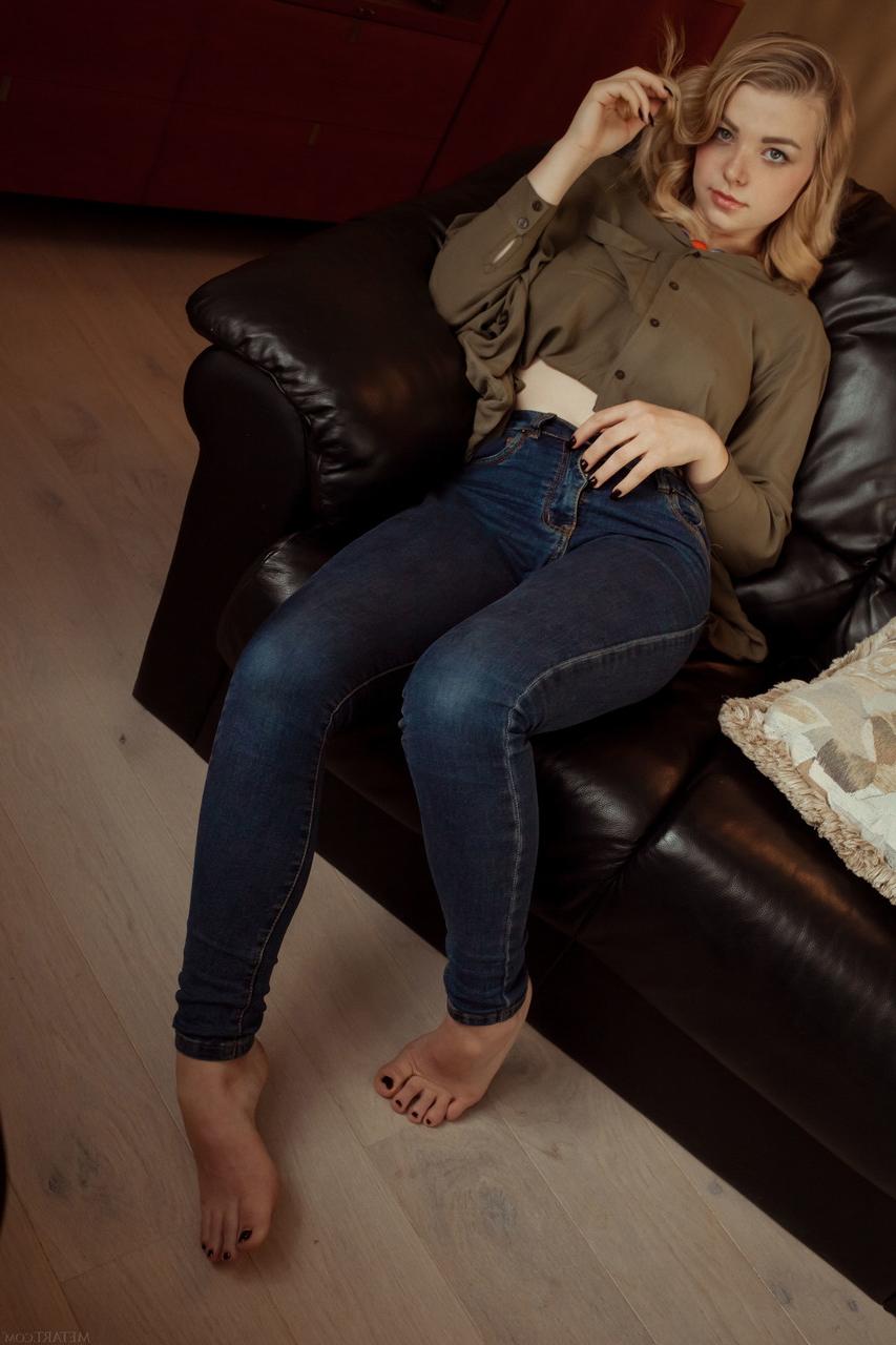 20P O bebê totalmente natural Daniel Sea tira a roupa e mostra seus peitos suculentos e seu grande saque