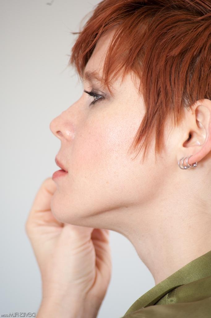 16P A adolescente ruiva sexy Lily Cade tira a saia preta curta para posar nua