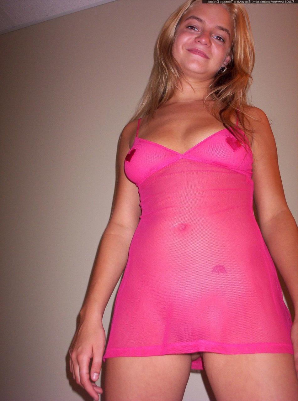 20P Gata sexy mostra sua buceta raspada lambível enquanto completamente nua em sua cama