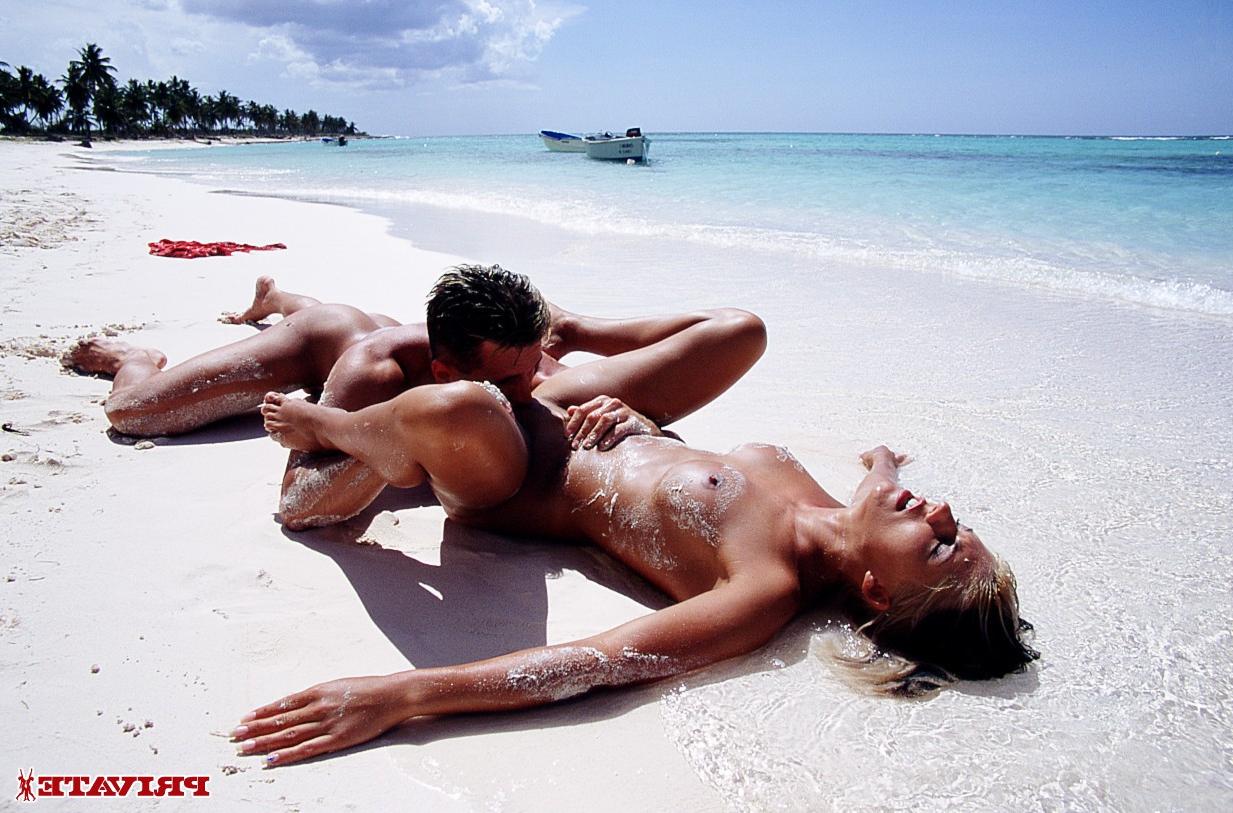 13P Húngara MILF Dina Pearl sendo anal fodida com força em uma praia de areia