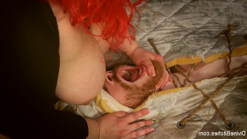 15P Mulheres gordas cospem um homem submisso antes de deixá-lo transar com elas